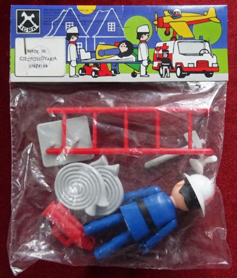 Retro hračka IGRÁČEK hasič