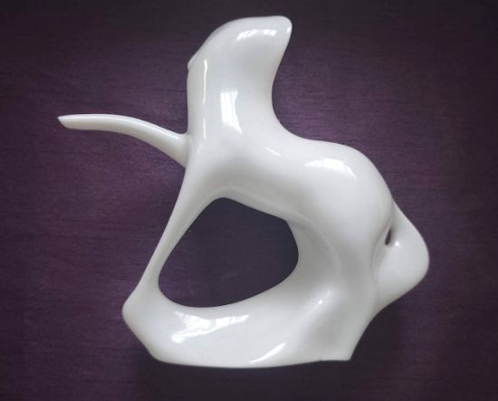 Soška koně ve stylu "Brusel" od českého designéra Jaroslava Ježka vyrobena porcelánkou Royal Dux.