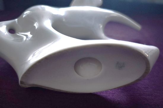 Soška koně ve stylu "Brusel" od českého designéra Jaroslava Ježka vyrobena porcelánkou Royal Dux.