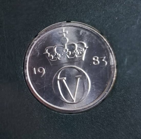 Sada norských mincí z roku 1983 v původním obalu. 