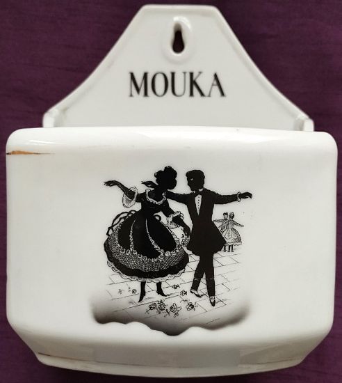 Starožitná porcelánová závěsná dóza na mouku s rokokovým motivem.