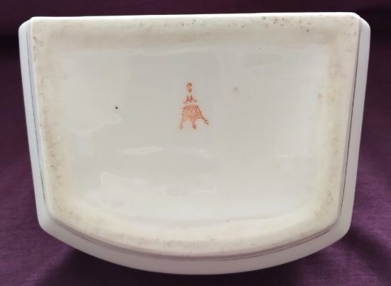 Starožitná porcelánová závěsná dóza na mouku s rokokovým motivem.